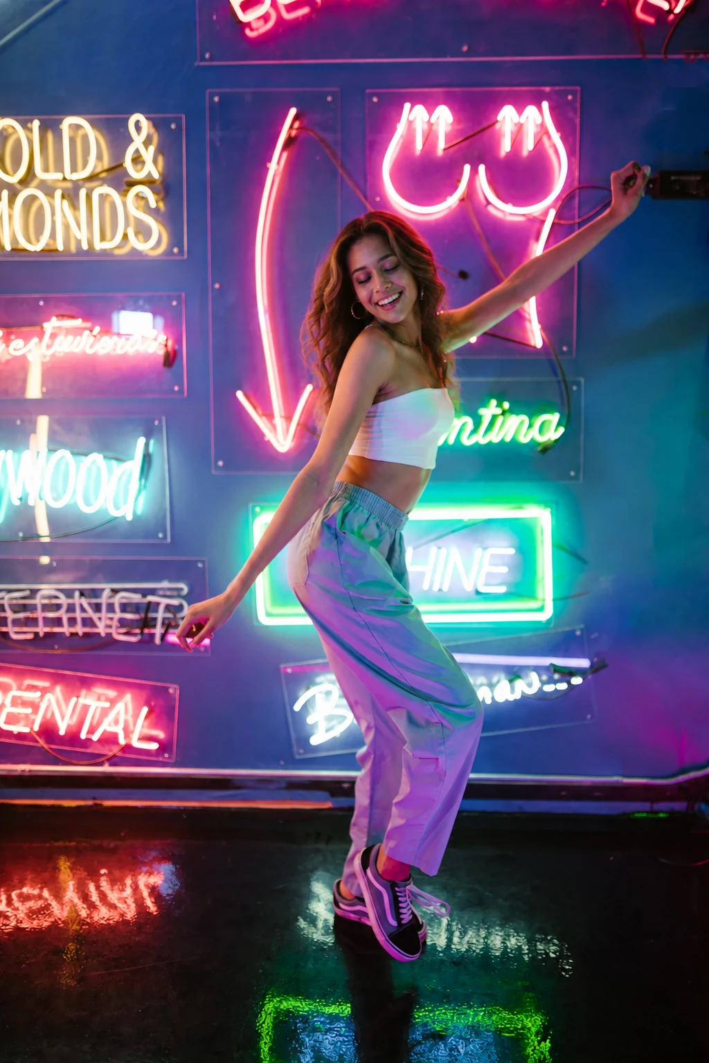 Ảnh minh hoạ creator được AI thay gương mặt, phong cách neon studio